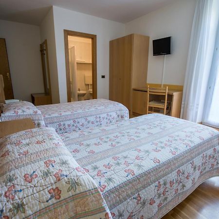 Hotel Garni Castel Ferari Tuenno Pokoj fotografie