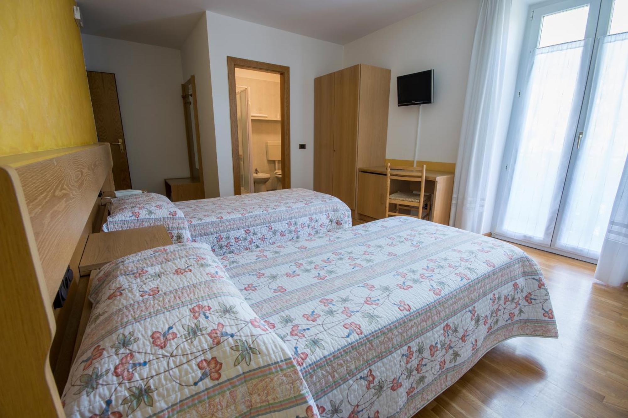 Hotel Garni Castel Ferari Tuenno Pokoj fotografie