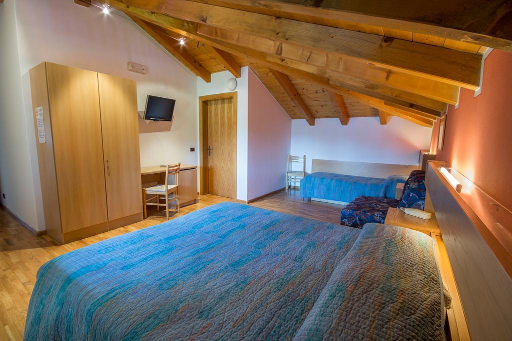 Hotel Garni Castel Ferari Tuenno Pokoj fotografie