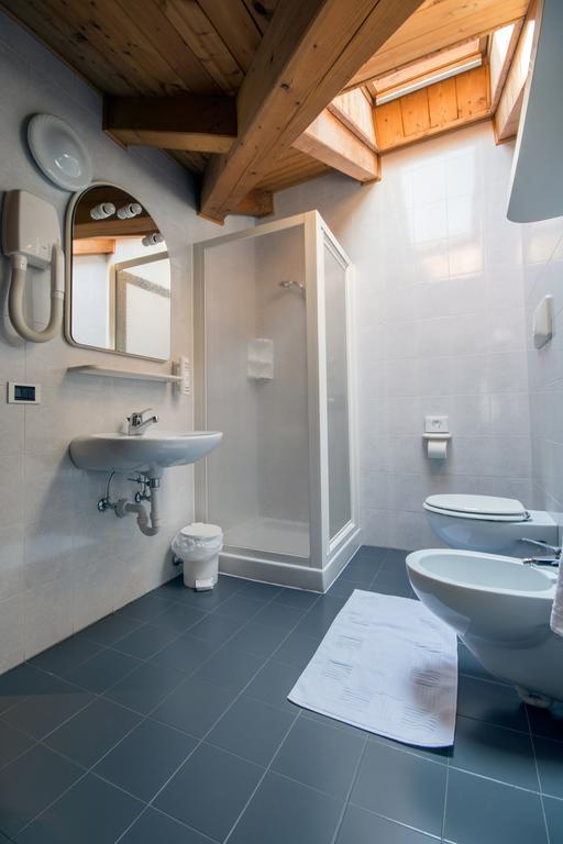 Hotel Garni Castel Ferari Tuenno Pokoj fotografie